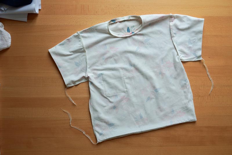 Střih a návod jak ušít jednoduché triko - boční a rukávové švy