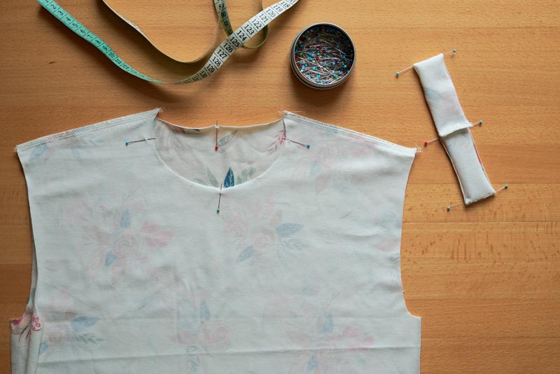 Střih a návod jak ušít jednoduché triko - lemování průkrčníku proužkem úpletu