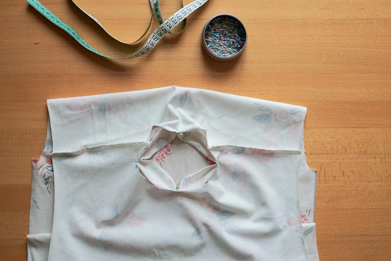 Střih a návod jak ušít jednoduché triko - lemování průkrčníku proužkem úpletu