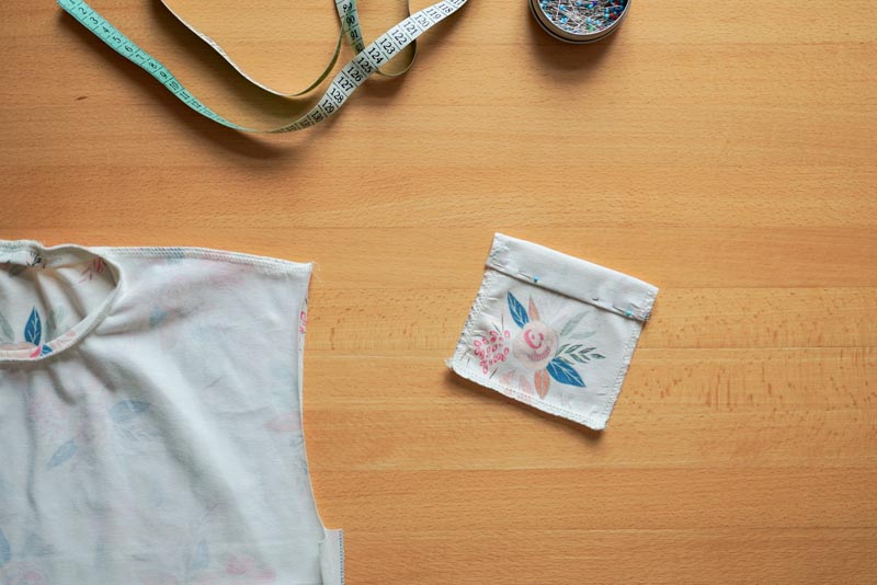 Střih a návod jak ušít jednoduché triko - našití náprsní kapsičky