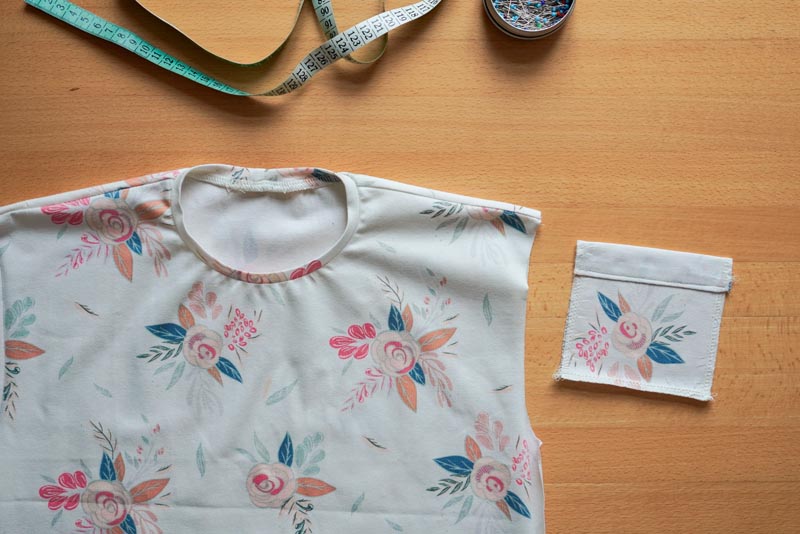 Střih a návod jak ušít jednoduché triko - našití náprsní kapsičky