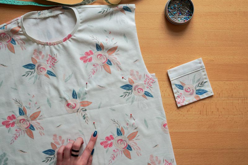 Střih a návod jak ušít jednoduché triko - našití náprsní kapsičky