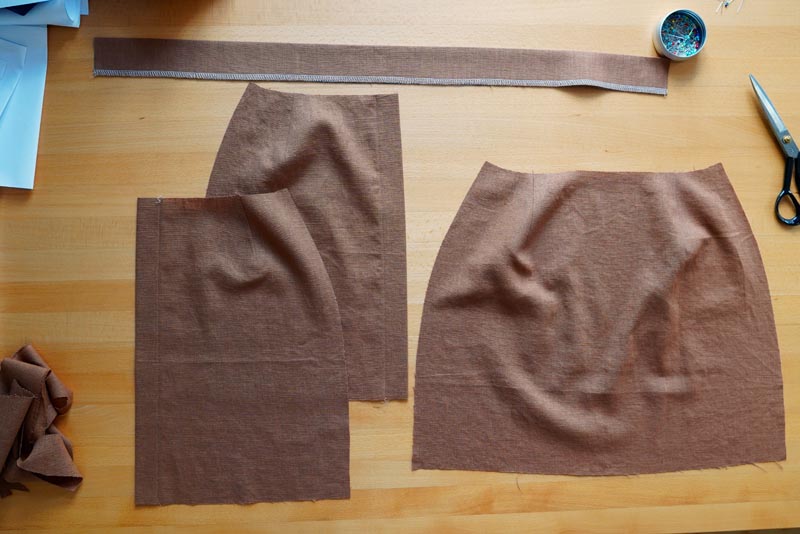 Střih na jednoduchou dámskou minisukni (minimalistickou a nadčasovou) + návod jak ušít sukni krok za krokem - šití pasových záševků