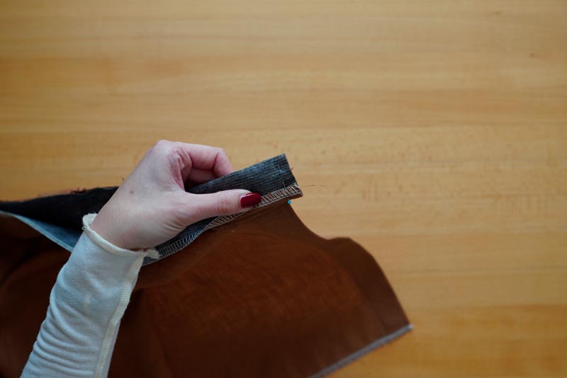 Střih na jednoduchou dámskou minisukni (minimalistickou a nadčasovou) + návod jak ušít sukni krok za krokem - všití pásku do sukně