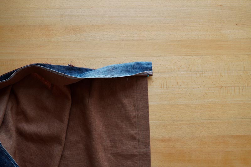 Střih na jednoduchou dámskou minisukni (minimalistickou a nadčasovou) + návod jak ušít sukni krok za krokem - všití pásku do sukně