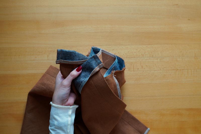 Střih na jednoduchou dámskou minisukni (minimalistickou a nadčasovou) + návod jak ušít sukni krok za krokem - všití pásku do sukně