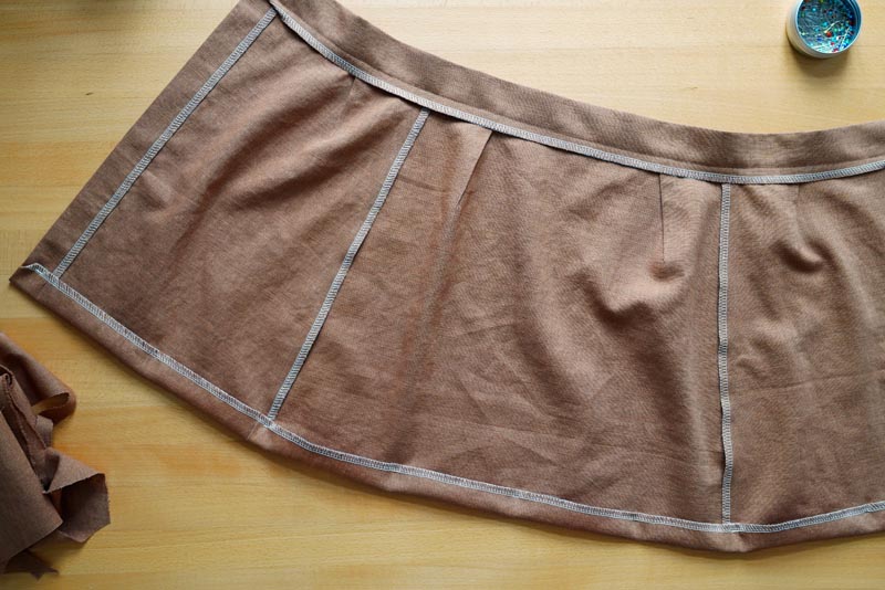 Střih na jednoduchou dámskou minisukni (minimalistickou a nadčasovou) + návod jak ušít sukni krok za krokem - dokončení spodního lemu sukně