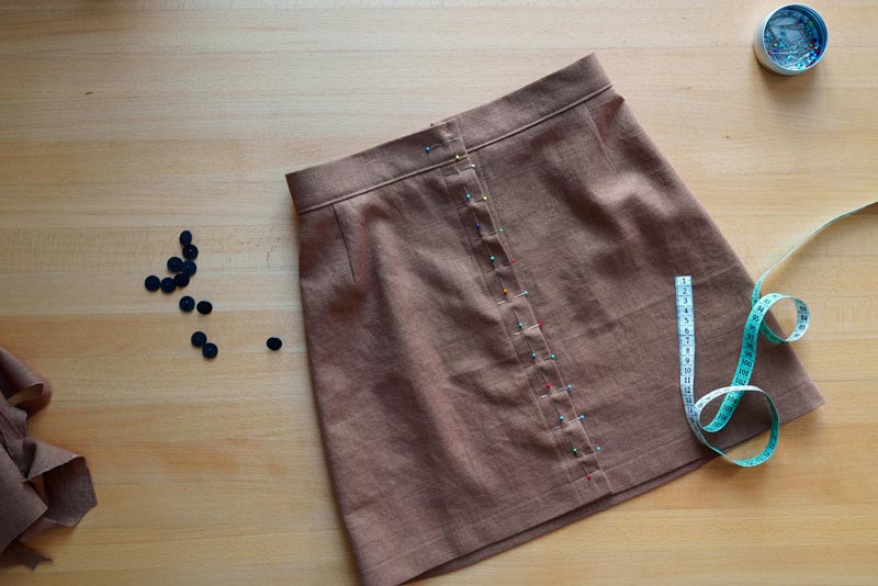 Střih na jednoduchou dámskou minisukni (minimalistickou a nadčasovou) + návod jak ušít sukni krok za krokem - šití knoflíkových dírek