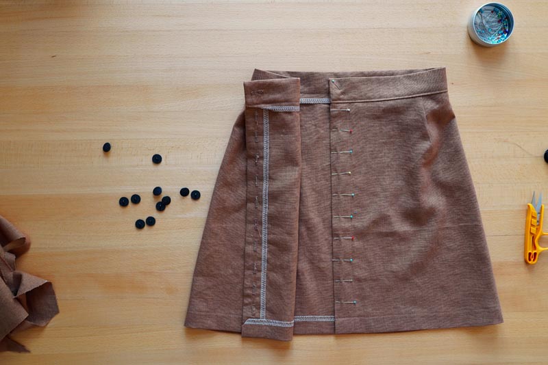 Střih na jednoduchou dámskou minisukni (minimalistickou a nadčasovou) + návod jak ušít sukni krok za krokem - našití knoflíků