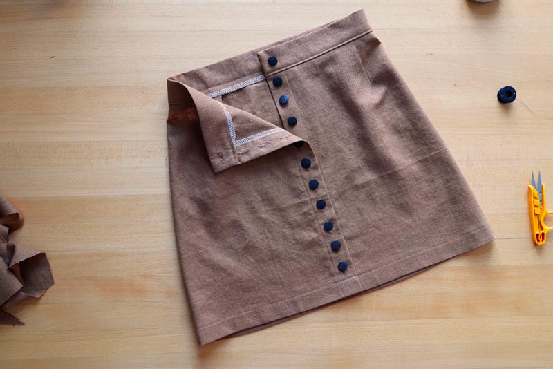 Střih na jednoduchou dámskou minisukni (minimalistickou a nadčasovou) + návod jak ušít sukni krok za krokem - našití knoflíků