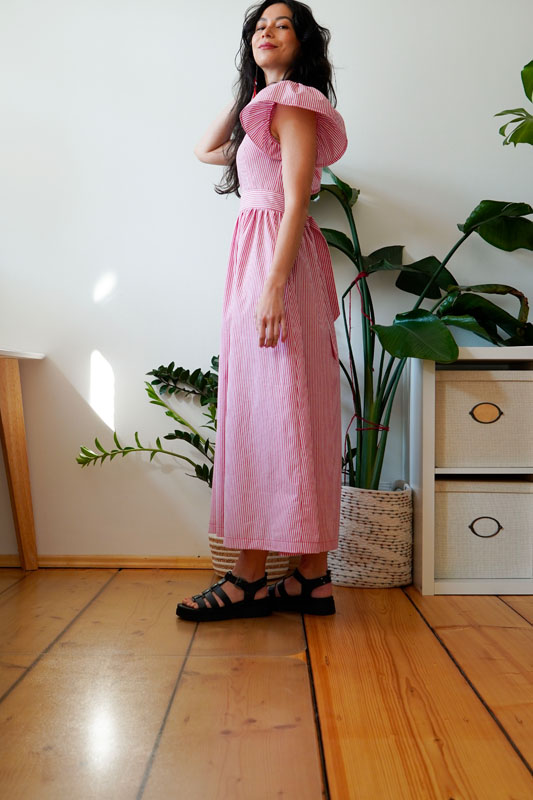 Střih a návod jak ušít dámské maxi šaty s volánovými rukávy, skrytým zipem na zádech, nařasenou bohatou sukní a zavazováním v pase