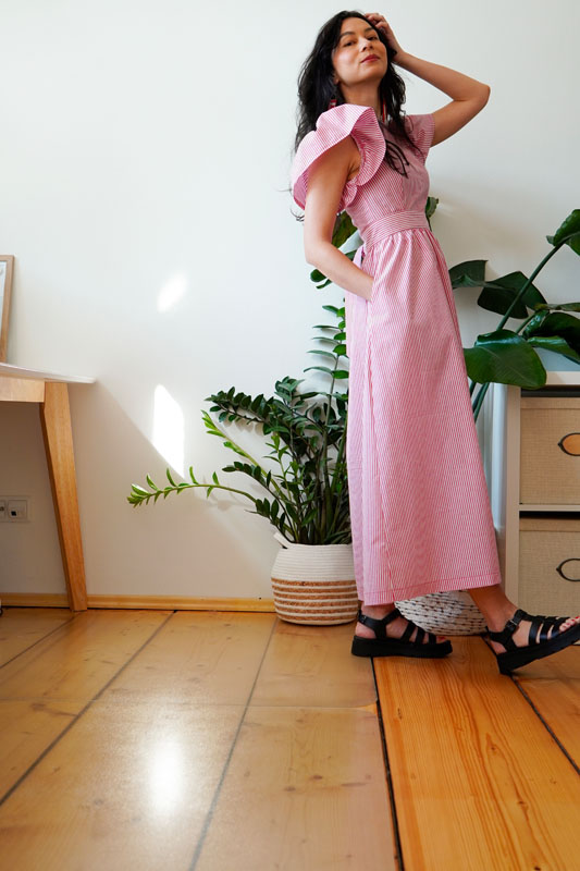 Střih a návod jak ušít dámské maxi šaty s volánovými rukávy, skrytým zipem na zádech, nařasenou bohatou sukní a zavazováním v pase