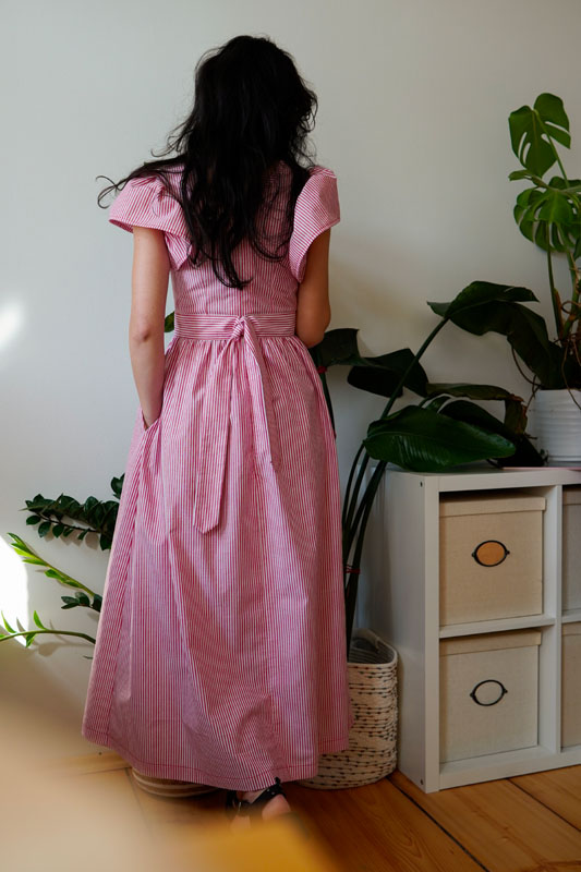 Střih a návod jak ušít dámské maxi šaty s volánovými rukávy, skrytým zipem na zádech, nařasenou bohatou sukní a zavazováním v pase