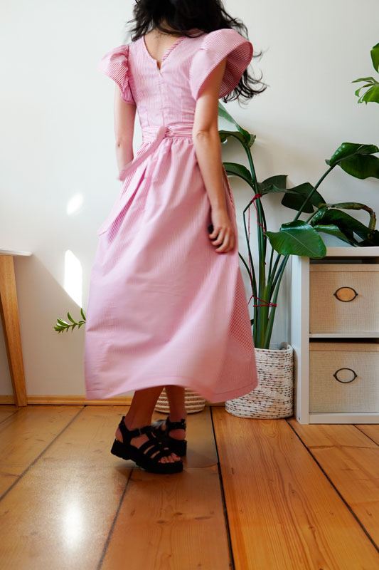 Střih a návod jak ušít dámské maxi šaty s volánovými rukávy, skrytým zipem na zádech, nařasenou bohatou sukní a zavazováním v pase