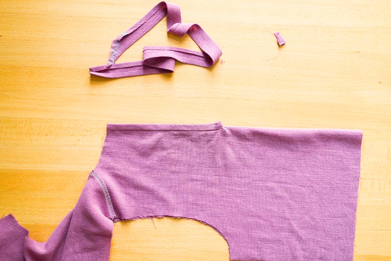 jak ušít dámskou soupravu sukně s kapsami a topu na zavazování - dokončení rozparku v zadním dílu živůtku lemovaném šikmým proužkem