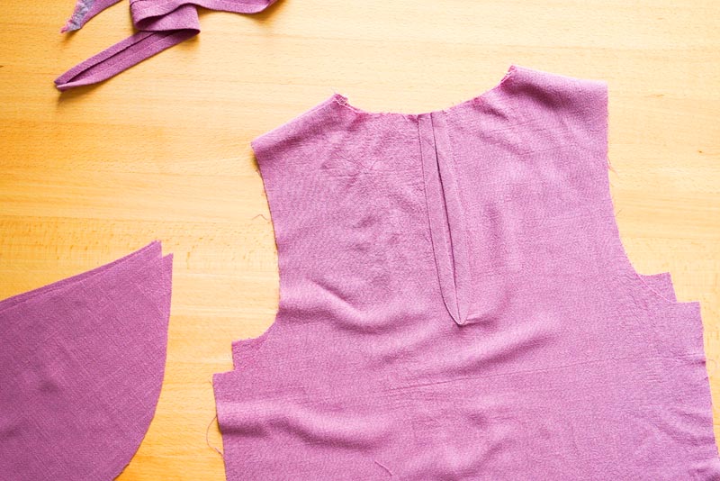 jak ušít dámskou soupravu sukně s kapsami a topu na zavazování - dokončení rozparku v zadním dílu živůtku lemovaném šikmým proužkem