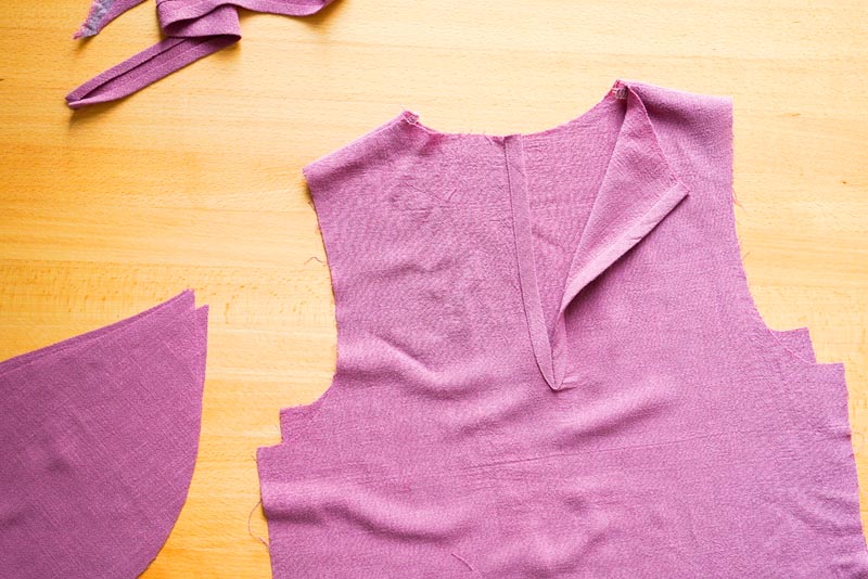 jak ušít dámskou soupravu sukně s kapsami a topu na zavazování - dokončení rozparku v zadním dílu živůtku lemovaném šikmým proužkem