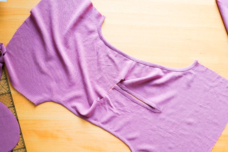 jak ušít dámskou soupravu sukně s kapsami a topu na zavazování - lemování výstřihu šikmým proužkem