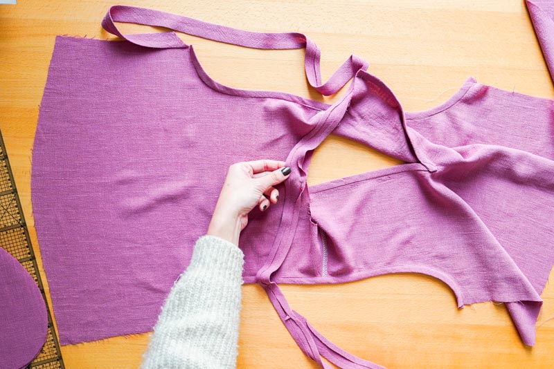 jak ušít dámskou soupravu sukně s kapsami a topu na zavazování - lemování výstřihu šikmým proužkem