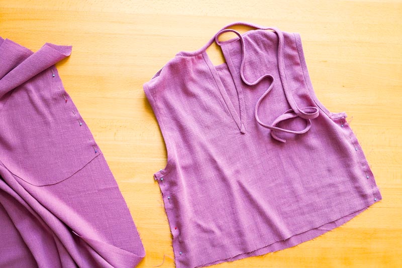 jak ušít dámskou soupravu sukně s kapsami a topu na zavazování - boční šev živůtku topu