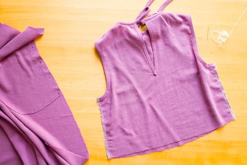 jak ušít dámskou soupravu sukně s kapsami a topu na zavazování - boční šev živůtku topu