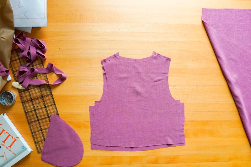 jak ušít dámskou soupravu sukně s kapsami a topu na zavazování - ramenní švy živůtku (topu)