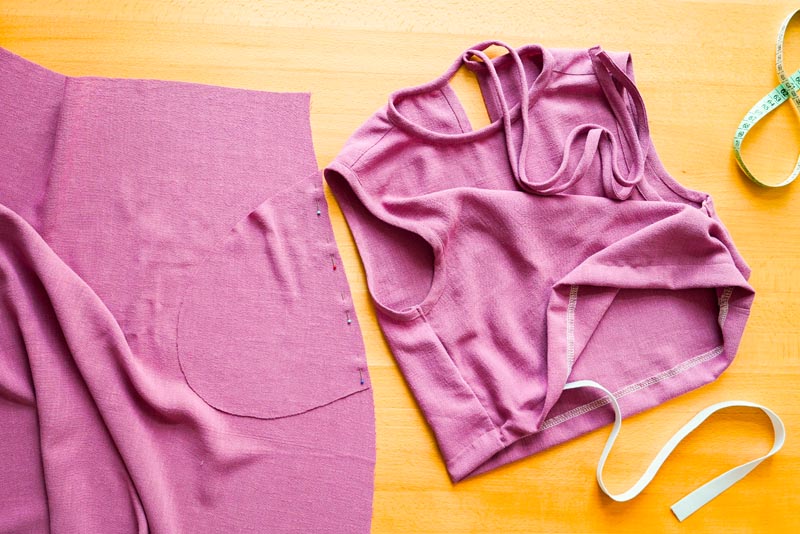 jak ušít dámskou soupravu sukně s kapsami a topu na zavazování - vsunutí gumy do pasu halenky / topu