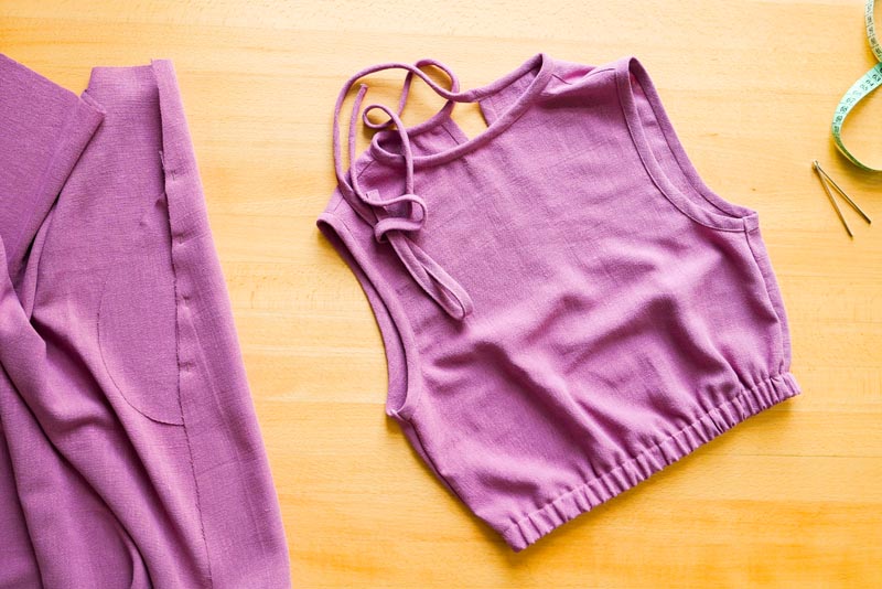 jak ušít dámskou soupravu sukně s kapsami a topu na zavazování - vsunutí gumy do pasu halenky / topu