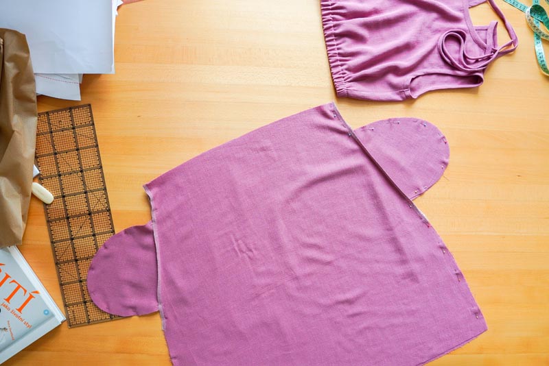 jak ušít dámskou soupravu sukně s kapsami a topu na zavazování - boční švy sukně