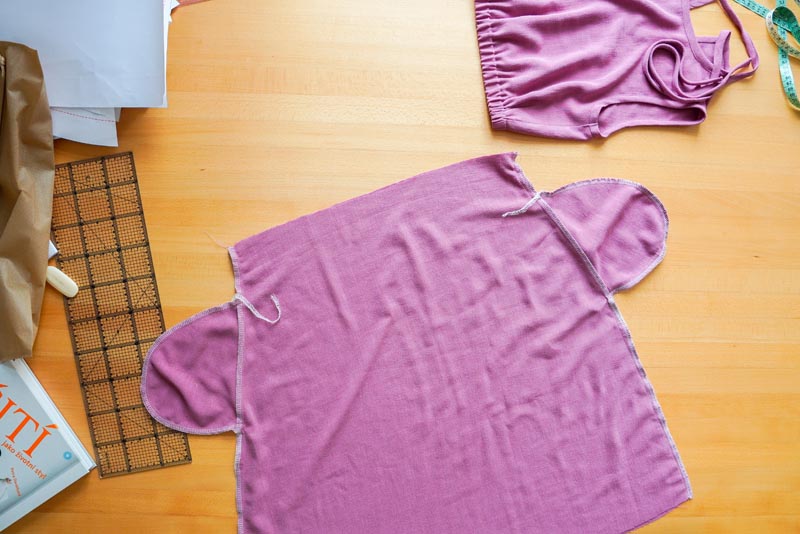 jak ušít dámskou soupravu sukně s kapsami a topu na zavazování - boční švy sukně