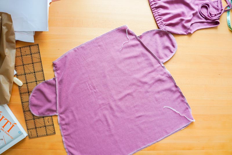 jak ušít dámskou soupravu sukně s kapsami a topu na zavazování - začištění spodního lemu sukně a pasového kraje