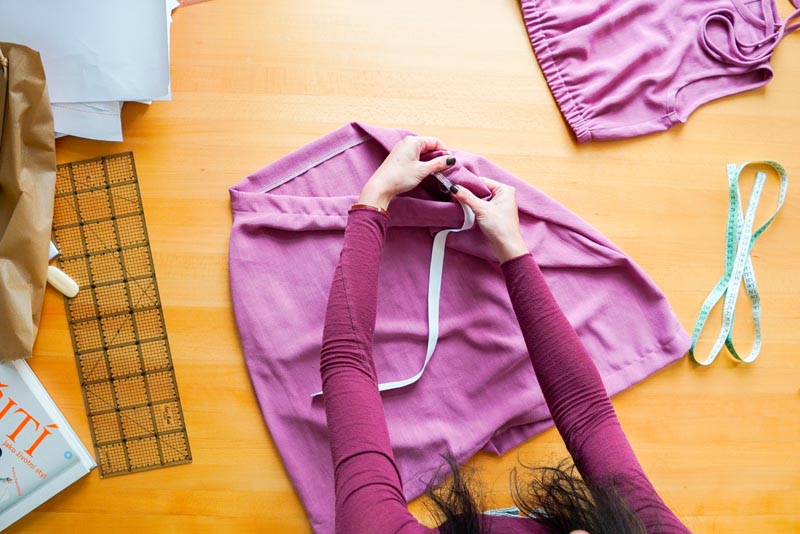 jak ušít dámskou soupravu sukně s kapsami a topu na zavazování - guma do pasu sukně