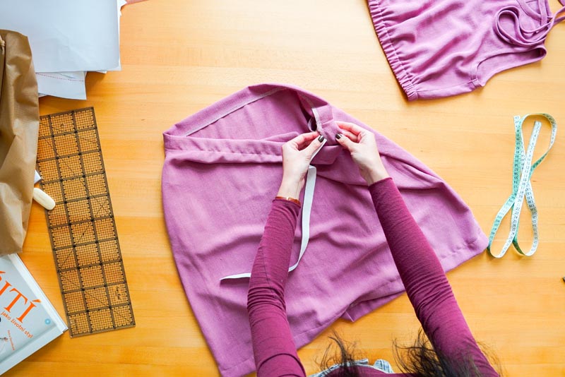 jak ušít dámskou soupravu sukně s kapsami a topu na zavazování - guma do pasu sukně