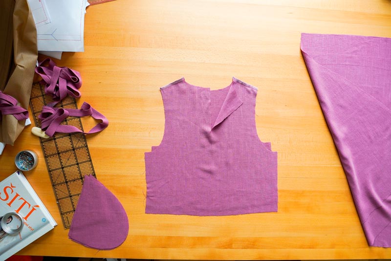 jak ušít dámskou soupravu sukně s kapsami a topu na zavazování - ramenní švy živůtku (topu)