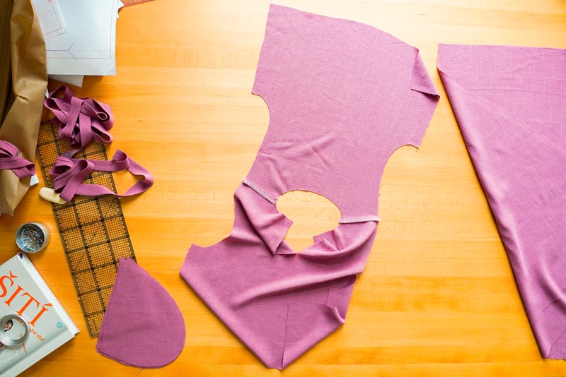 jak ušít dámskou soupravu sukně s kapsami a topu na zavazování - ramenní švy živůtku (topu)