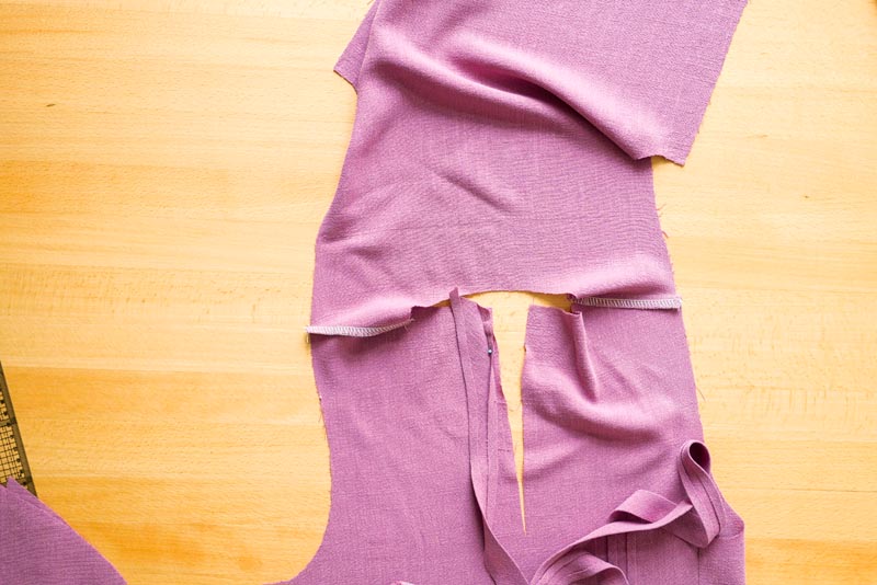 jak ušít dámskou soupravu sukně s kapsami a topu na zavazování - rozparek v zadním dílu živůtku lemovaný šikmým proužkem