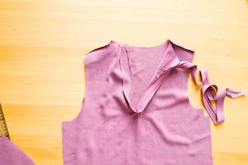 jak ušít dámskou soupravu sukně s kapsami a topu na zavazování - rozparek v zadním dílu živůtku lemovaný šikmým proužkem