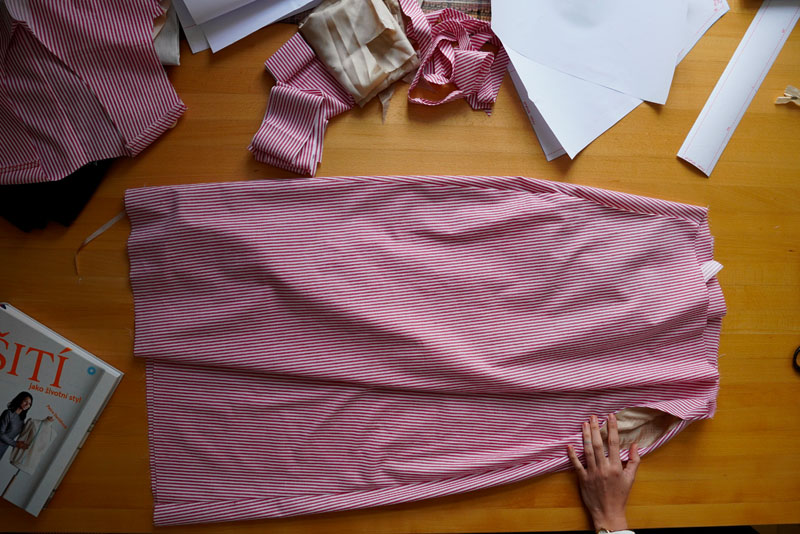 Střih a návod jak ušít dámské maxi šaty - kapsy a kompletace sukně