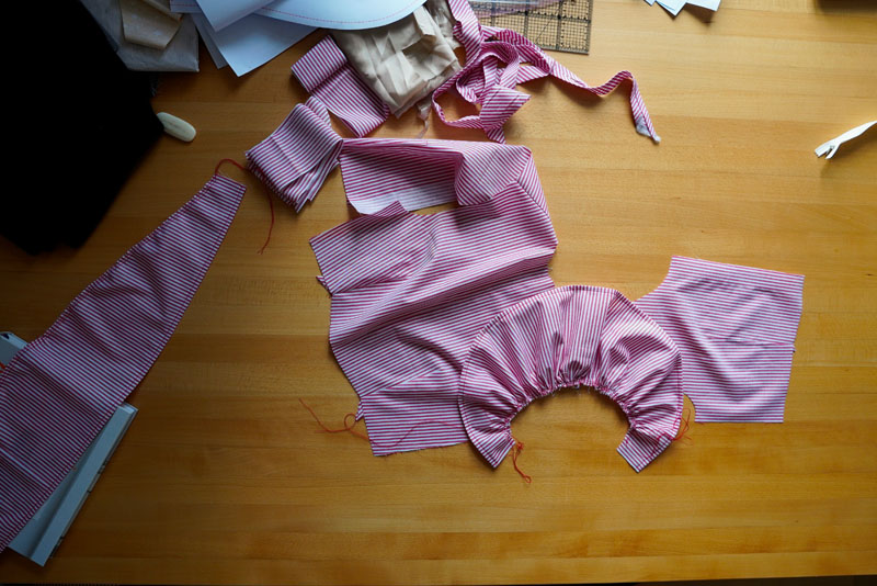 Střih a návod jak ušít dámské maxi šaty - nařasení rukávů