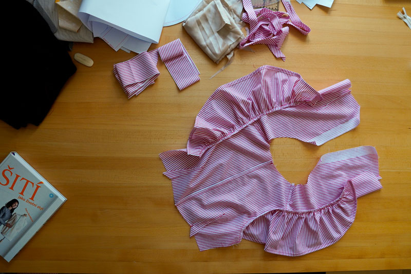 Střih a návod jak ušít dámské maxi šaty - nařasení rukávů