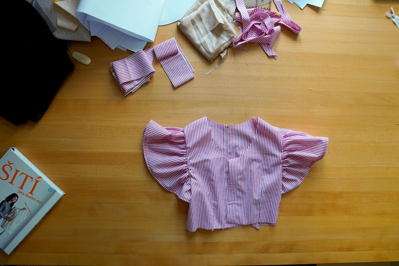 Střih a návod jak ušít dámské maxi šaty - nařasení rukávů