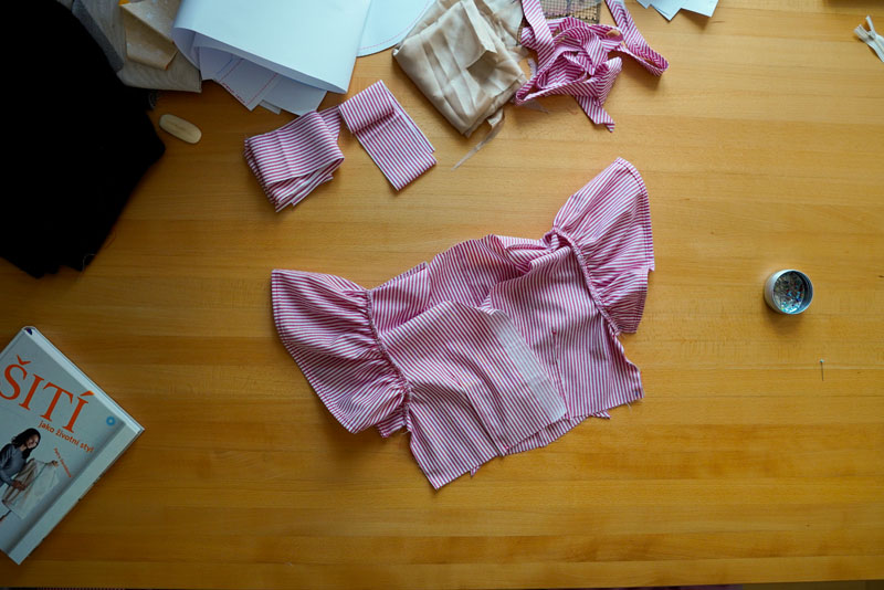 Střih a návod jak ušít dámské maxi šaty - nařasení rukávů