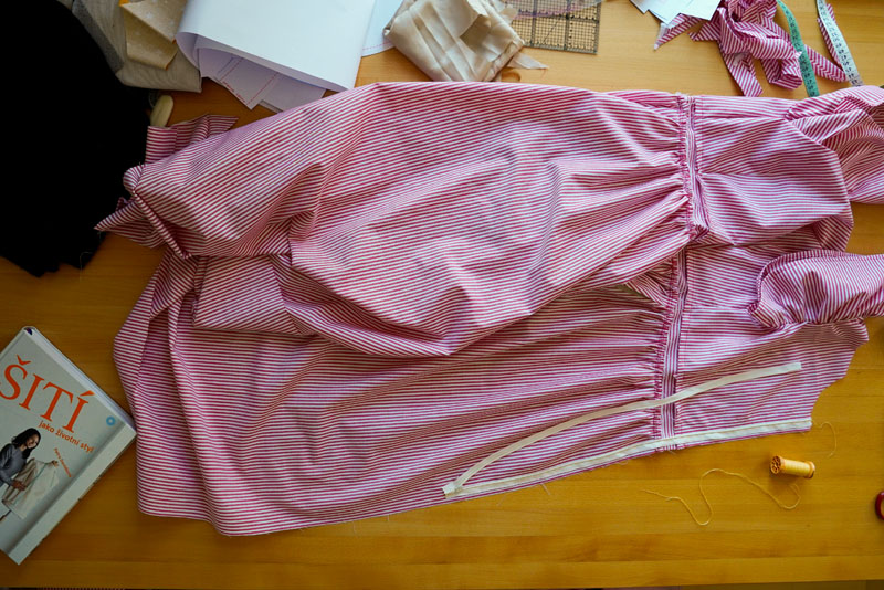 Střih a návod jak ušít dámské maxi šaty - všití skrytého zipu