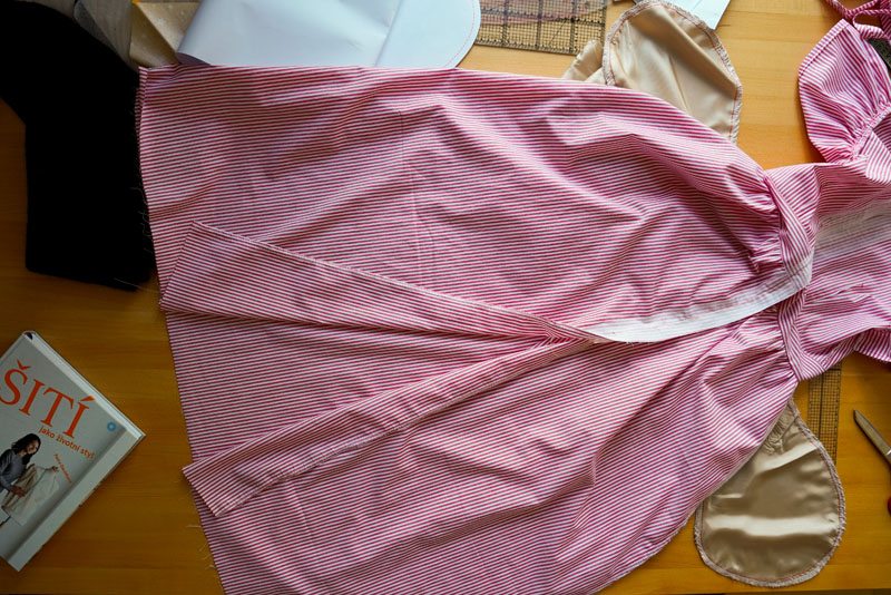 Střih a návod jak ušít dámské maxi šaty - všití skrytého zipu