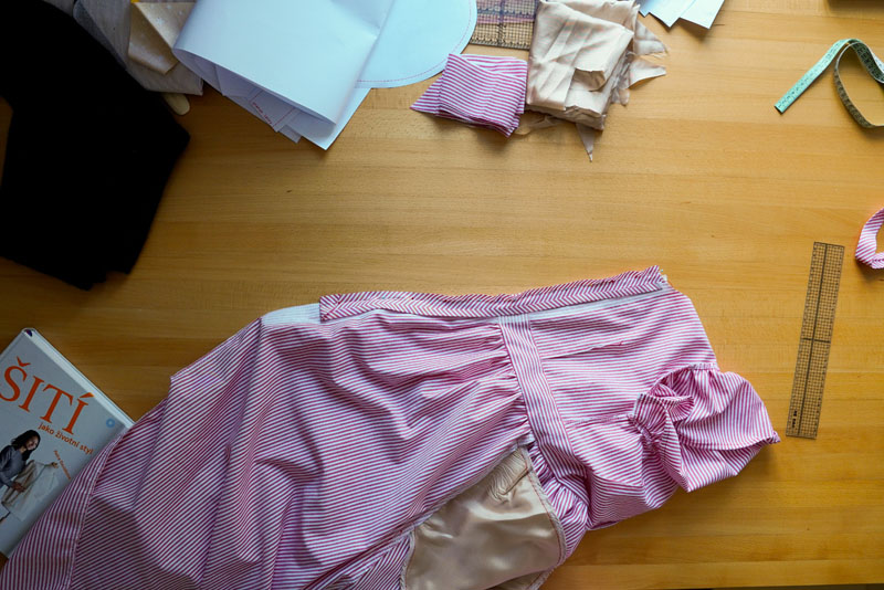 Střih a návod jak ušít dámské maxi šaty - lemování šikmým proužkem