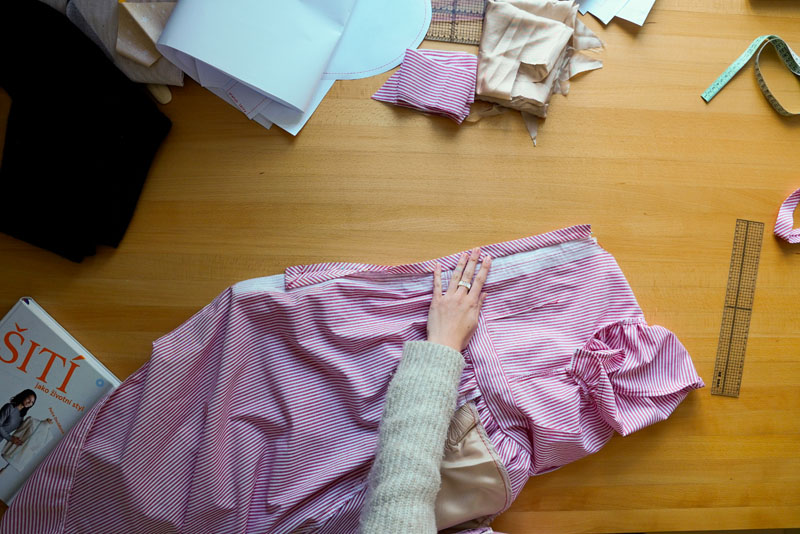 Střih a návod jak ušít dámské maxi šaty - lemování šikmým proužkem