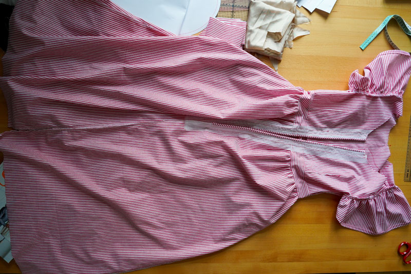 Střih a návod jak ušít dámské maxi šaty - lemování šikmým proužkem