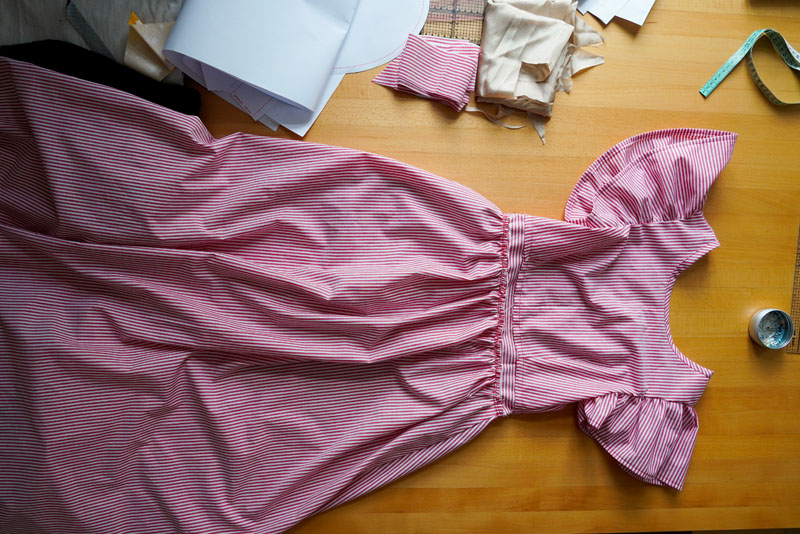 Střih a návod jak ušít dámské maxi šaty - lemování výstřihu (průkrčníku) šikmým proužkem