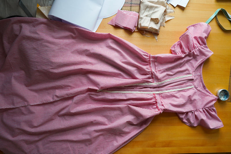 Střih a návod jak ušít dámské maxi šaty - lemování výstřihu (průkrčníku) šikmým proužkem