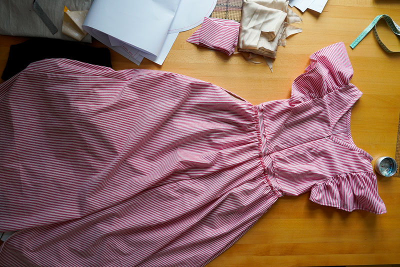 Střih a návod jak ušít dámské maxi šaty - lemování výstřihu (průkrčníku) šikmým proužkem